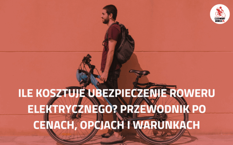 Młody mężczyzna w bordowej koszulce stoi z niebieskim rowerem elektrycznym przy pomarańczowej ścianie. Na grafice widoczny jest tytuł artykułu: „Ile kosztuje ubezpieczenie roweru elektrycznego? Przewodnik po cenach, opcjach i warunkach” oraz logo serwisu CzerwonyRower.pl